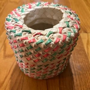 Woven tissue holder